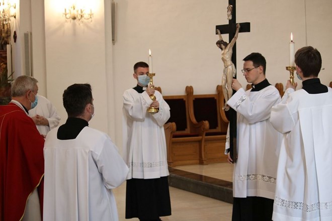 U znaku tišine i promišljanja u katedrali slavljeni obredi Muke Gospodnje: "Kristov križ je ključ koji otključava nebo"